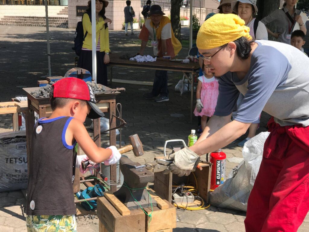 藤沢レオ「鉄たたけます」ワークショップの様子